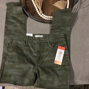 🔥NWT! Social Standard by sanctuary Camo Green Jeans! Size:8 High-Rise Skinny.